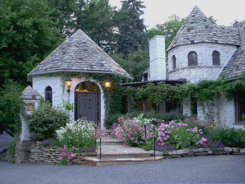 Gardens and Grounds Made for Wandering Gardens and Grounds Made for Wandering