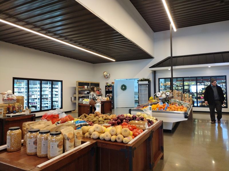 In Illinois Amish Country, the Grocery Aisles Are Half the Adventure