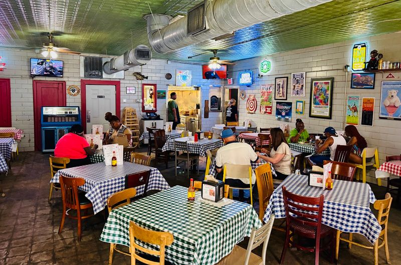 Gus's World Famous Fried Chicken - Memphis