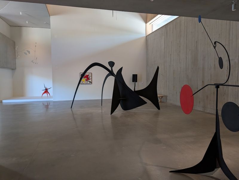 How the Architecture Frames Calder's Work How the Architecture Frames Calder's Work