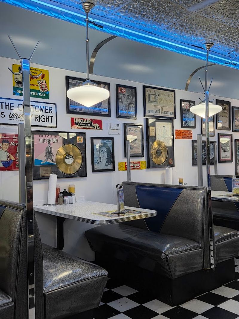 How to make the most of a stop at Mel's Classic Diner How to make the most of a stop at Mel's Classic Diner