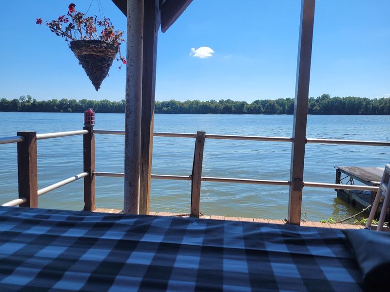 Why the River View in Illinois Changes the Whole Meal Why the River View in Illinois Changes the Whole Meal