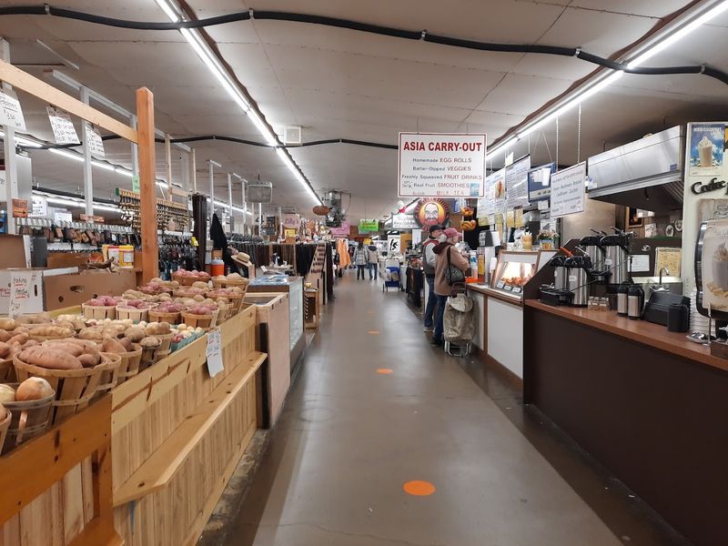Inside, the market turns into a food lover’s maze Inside, the market turns into a food lover’s maze