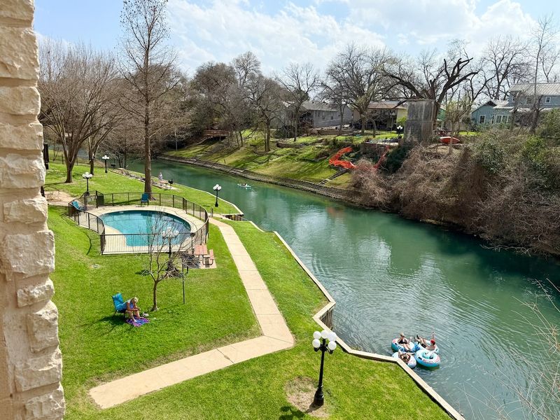 Island-style Riverfront Condo (New Braunfels) Island-style Riverfront Condo (New Braunfels)