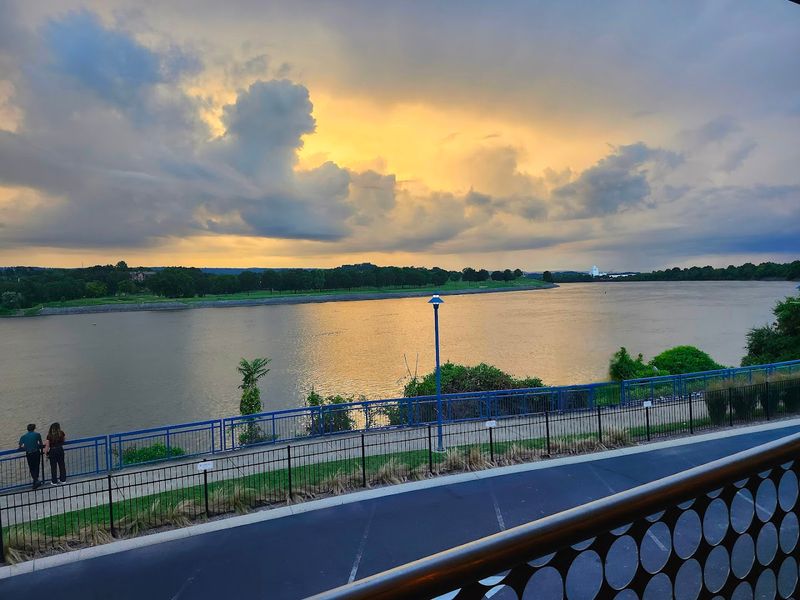 Know Why Boathouse Rotisserie & Raw Bar Feels Like A Tennessee Meal Worth Planning Around
