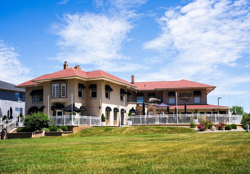 LakeHouse Restaurant & Bar