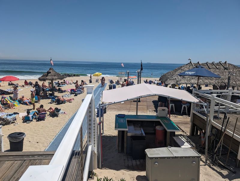Live Music, Beach Chairs, and an Easygoing Crowd Live Music, Beach Chairs, and an Easygoing Crowd