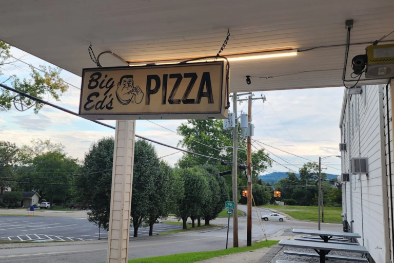 Locals Say This Old-School Oak Ridge Pizza Parlor Serves Some Of The Best Pizza In Tennessee