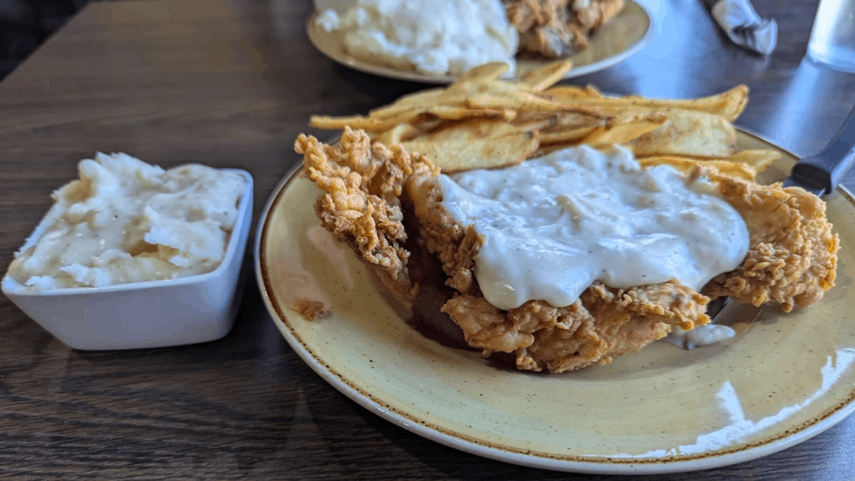 Locals Take The Backroads To This Small-Town Tennessee Spot For Crispy Fried Chicken And Sweet Tea