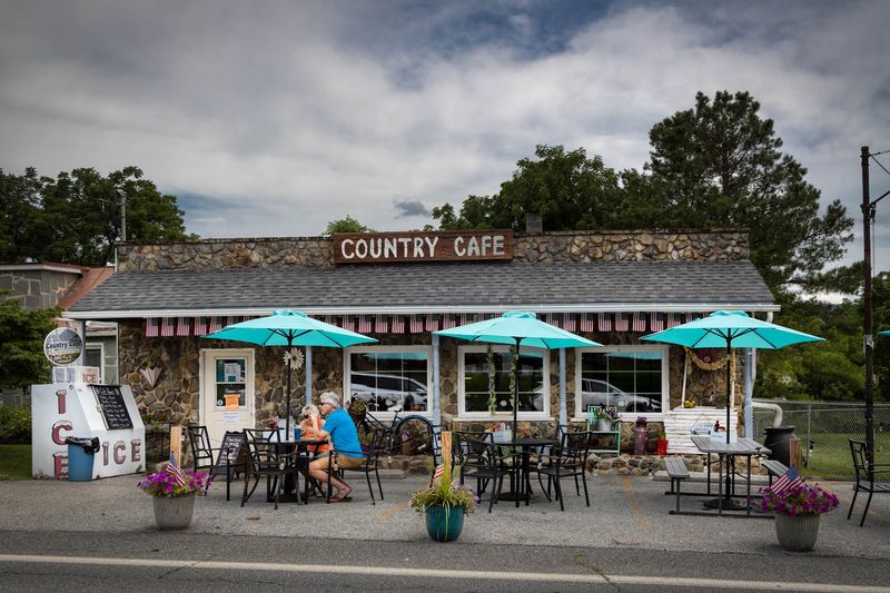 The Roadside Stop That Refuses to Look Ordinary The Roadside Stop That Refuses to Look Ordinary