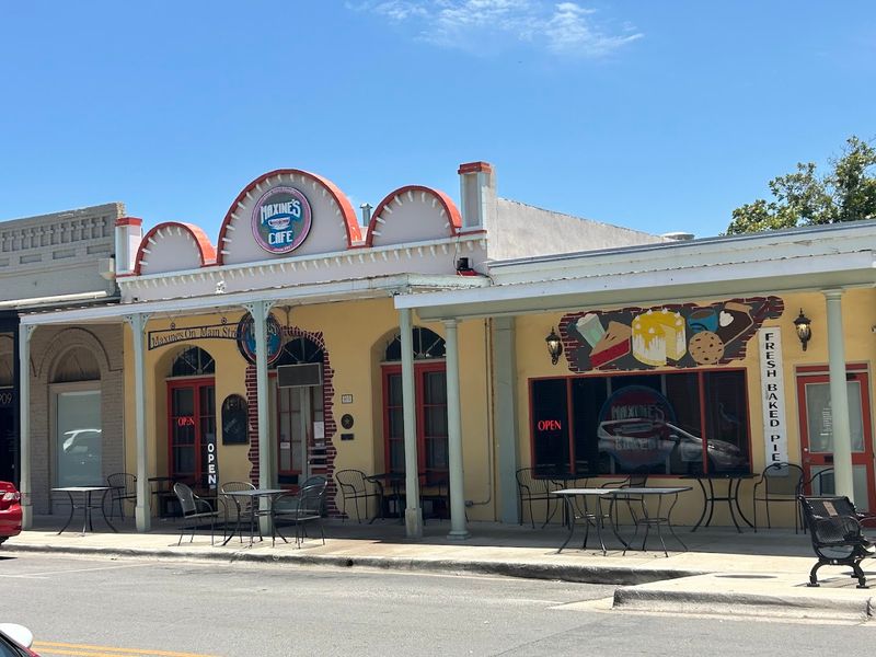 Maxine's Cafe & Bakery (Bastrop)