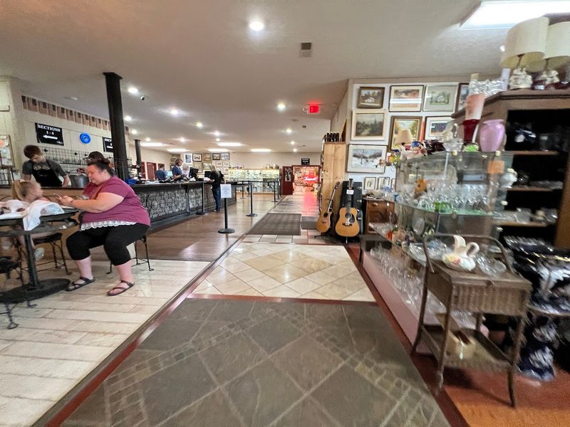 Gilley's Antique & Decorator Mall (Plainfield)