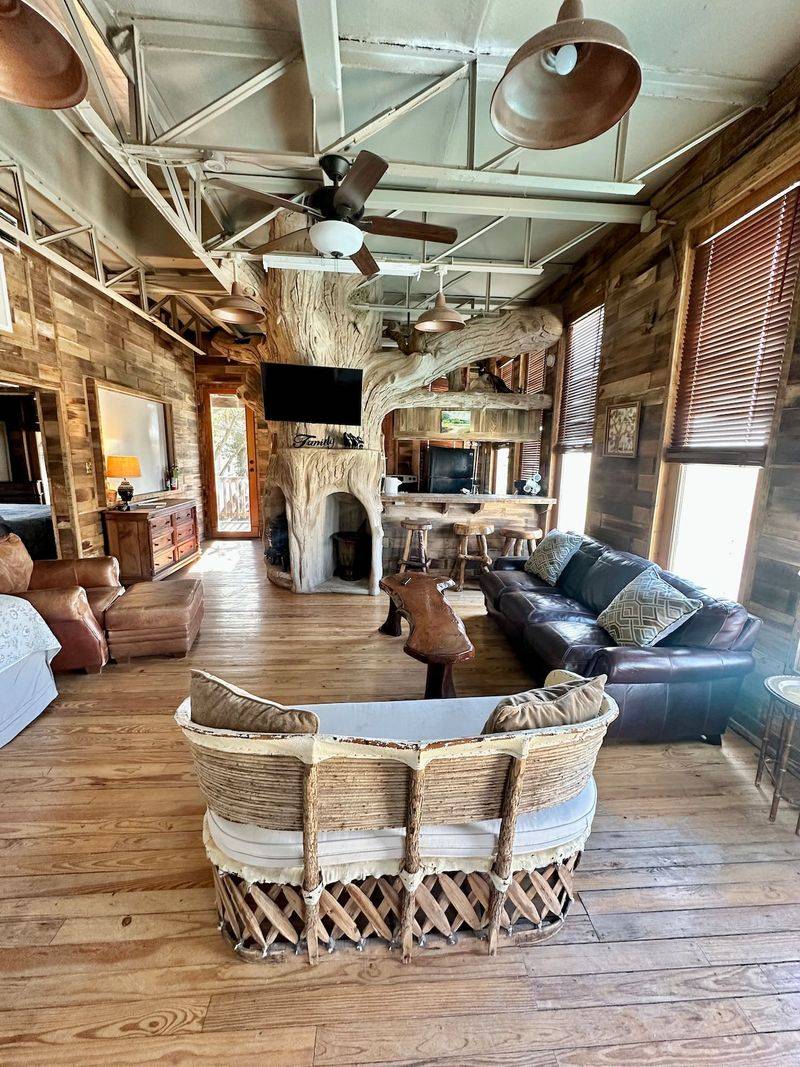 Redwood Tree Haus (New Braunfels)