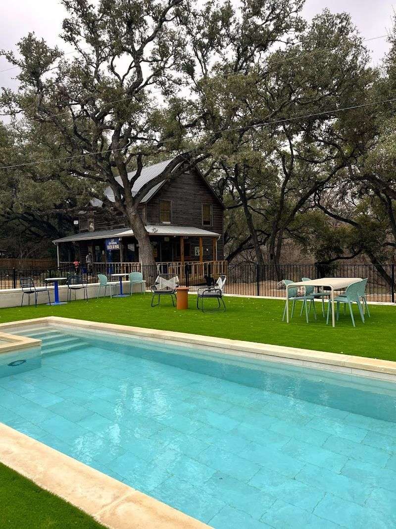 Relaxing Pool and Hot Tub Amenities Relaxing Pool and Hot Tub Amenities