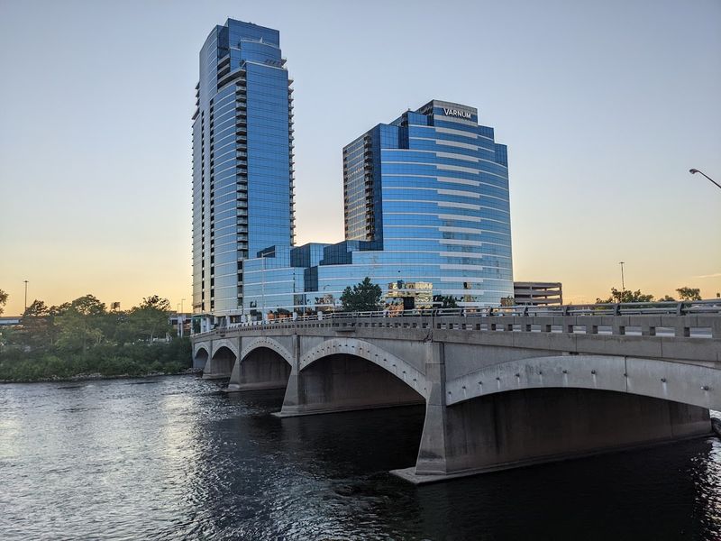 River House Condominiums (Grand Rapids) River House Condominiums (Grand Rapids)