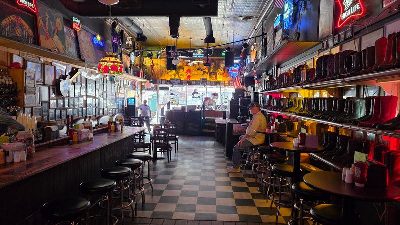 Robert's Western World
