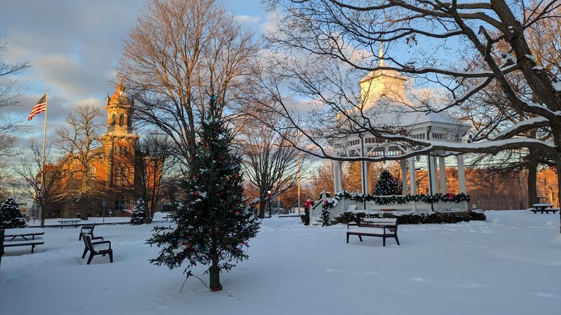 Seasonal charm that keeps changing all year Seasonal charm that keeps changing all year