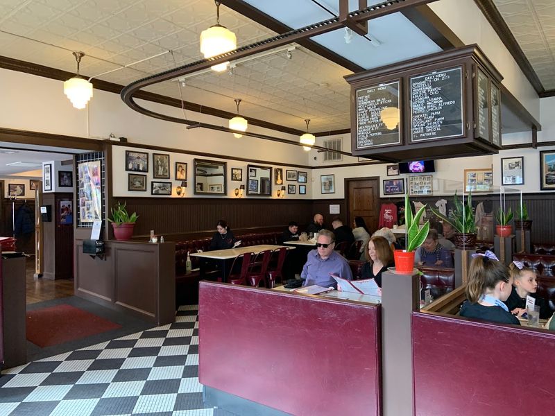 Service that often feels more like hospitality than table-turning