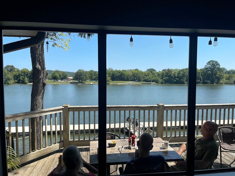 Settle Into the Easygoing Marina Atmosphere