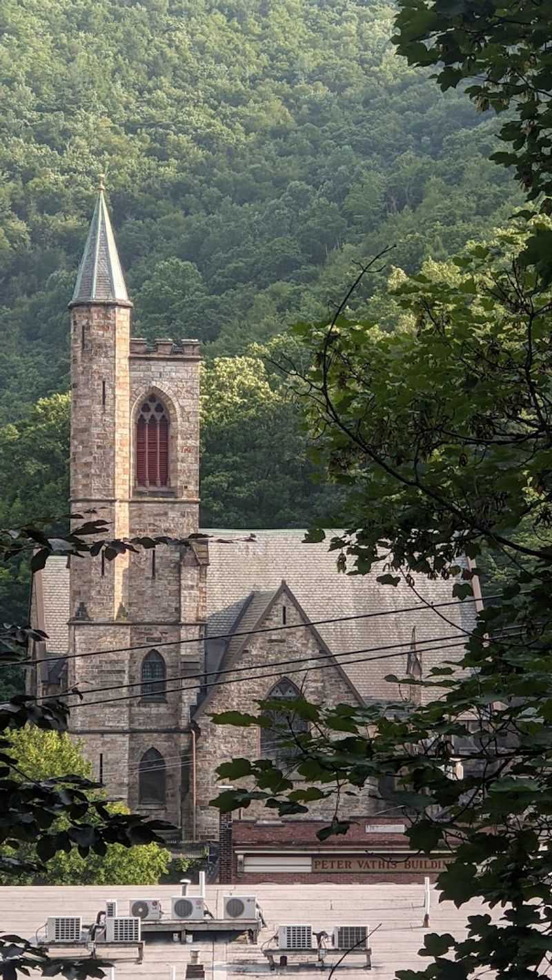 St. Mark's and the Town's Church Architecture St. Mark's and the Town's Church Architecture