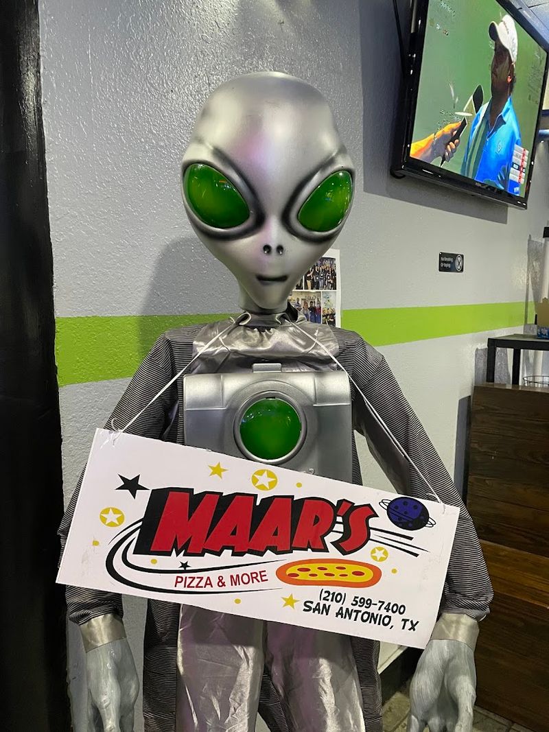 That Alien at the Door Sets the Tone for Everything That Alien at the Door Sets the Tone for Everything
