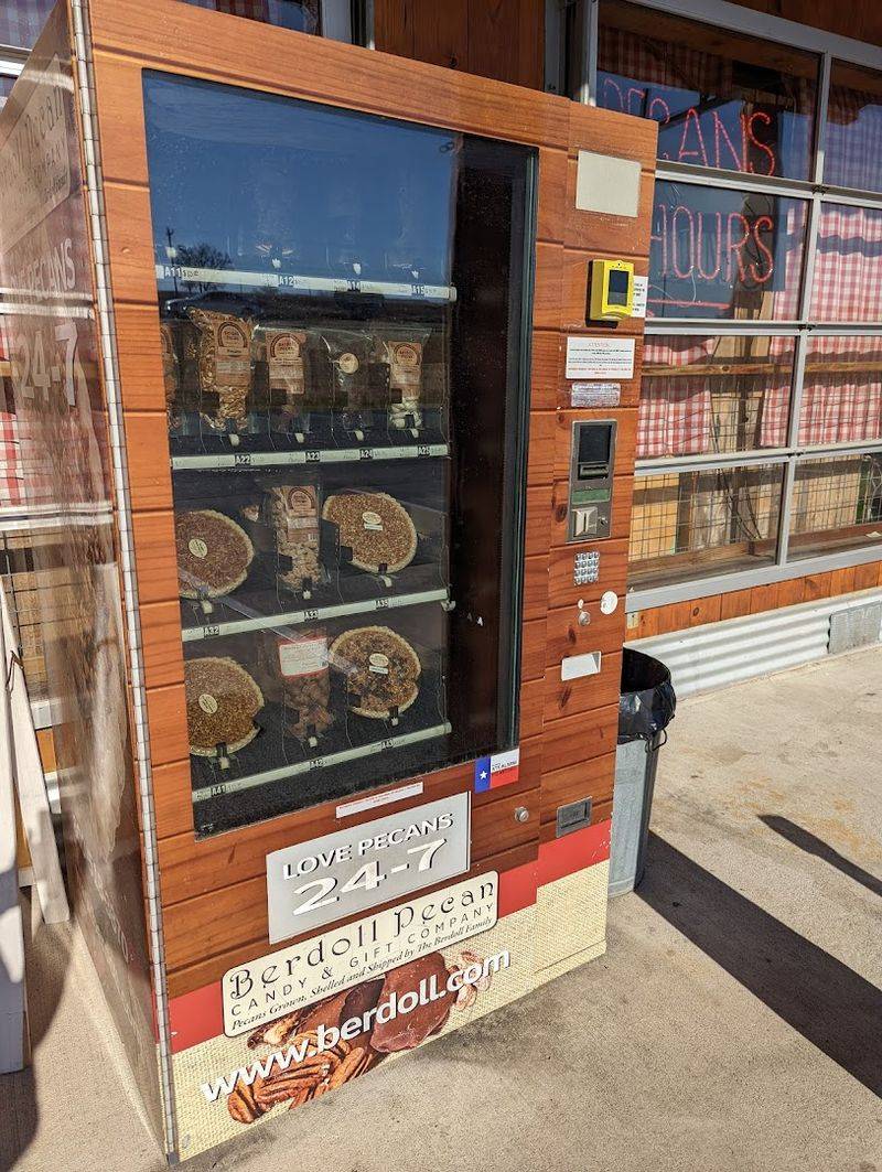 The 24-Hour Pecan Pie Vending Machine That Never Sleeps The 24-Hour Pecan Pie Vending Machine That Never Sleeps