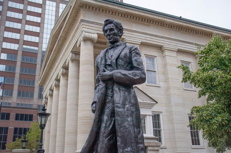 The Abraham Lincoln Statue The Abraham Lincoln Statue