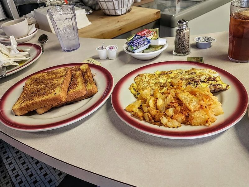 The Breakfast Plates That Keep Regulars Coming Back