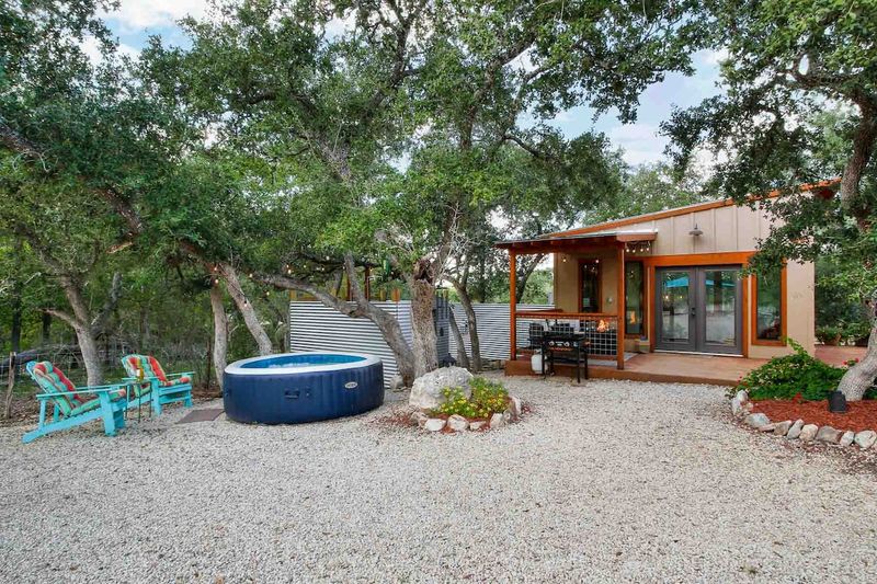 The Glass House (Hondo) The Glass House (Hondo)