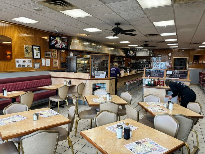 The Lake Hiawatha Diner That Knows Exactly What It Is