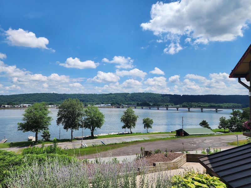 The River View That Changes the Whole Meal