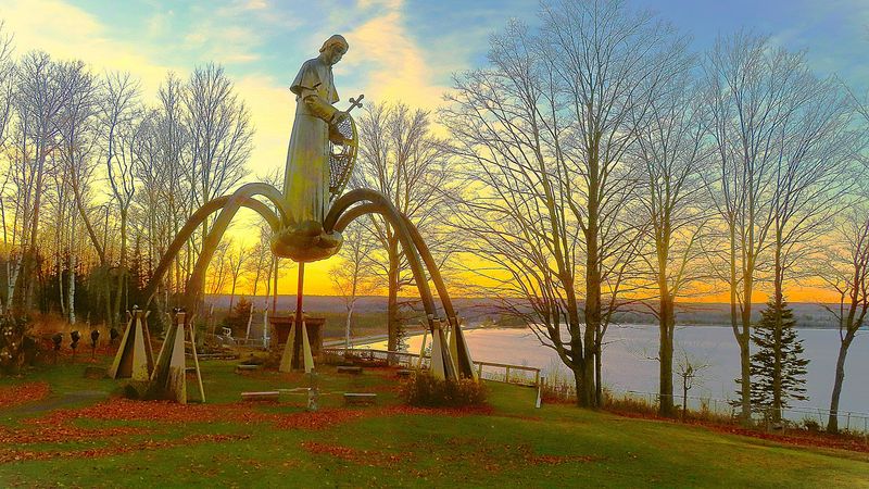 The Six-Story Statue That Stops Traffic