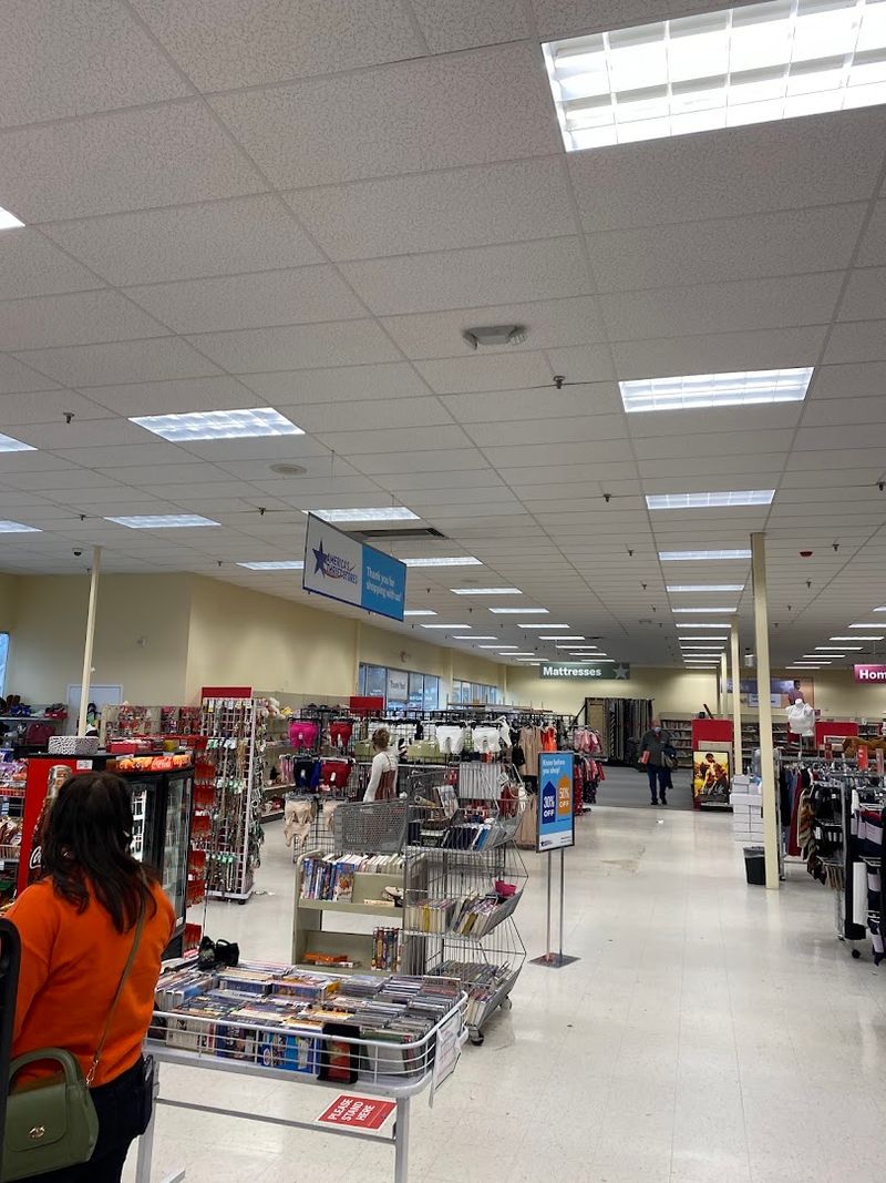 The Store Experience: Clean Layout, Late Hours, and Mixed Service The Store Experience: Clean Layout, Late Hours, and Mixed Service