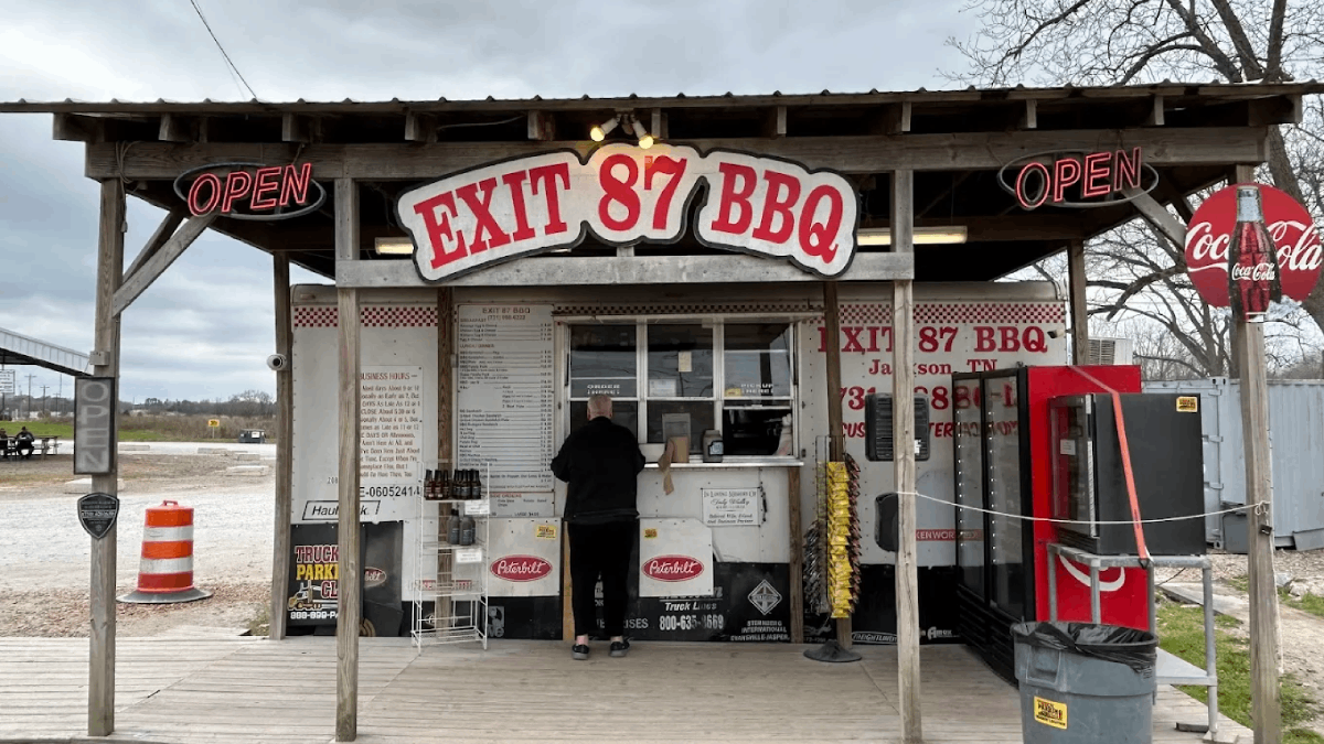 The Tiny Tennessee BBQ Stand Drawing Weekend Crowds For Smoky Perfection