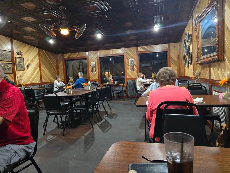 The Tiny Tennessee Town Where Fried Chicken Still Feels Like Home The Tiny Tennessee Town Where Fried Chicken Still Feels Like Home