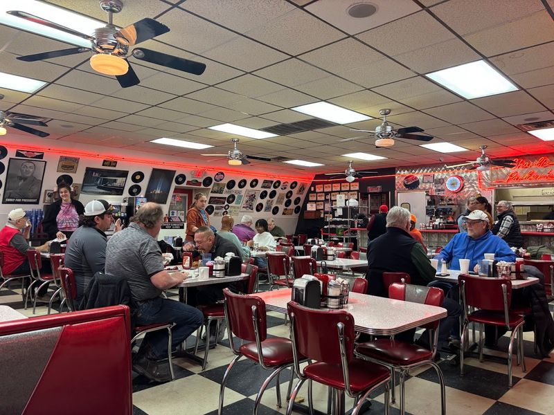 The atmosphere is pure old-school diner comfort The atmosphere is pure old-school diner comfort