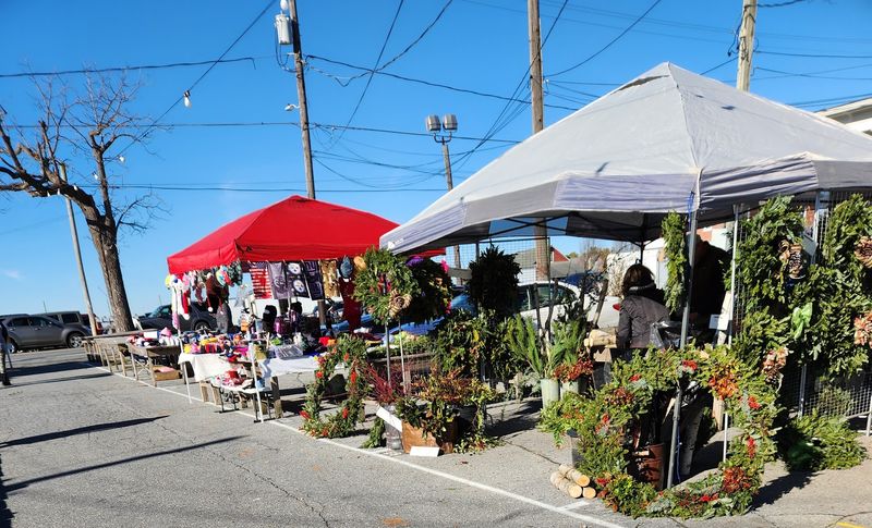 The outdoor market is a treasure hunt on foot The outdoor market is a treasure hunt on foot