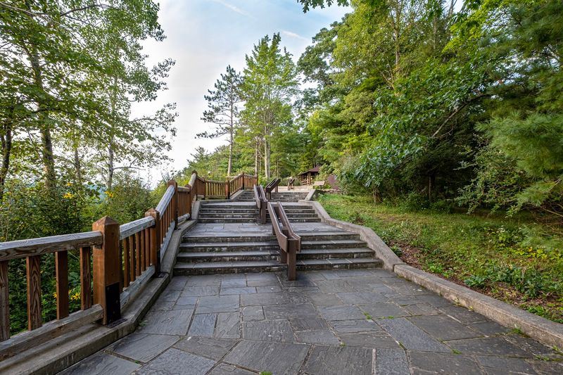 The park combines scenery with practical amenities that make visiting easier