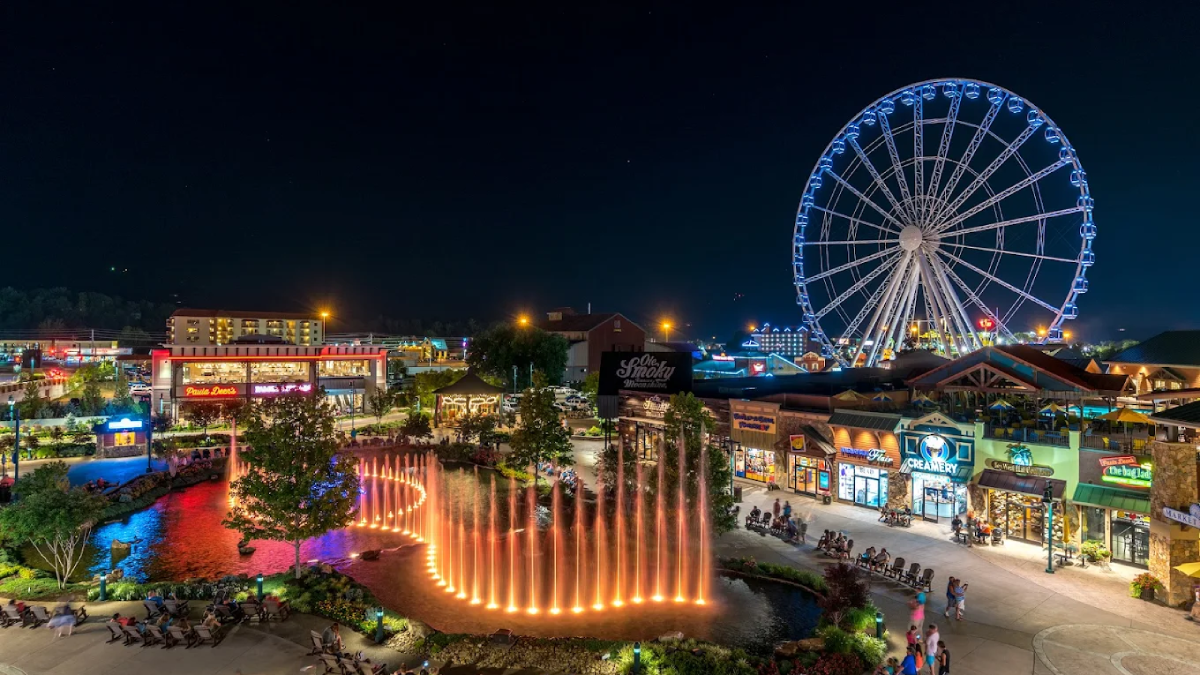 This Free-To-Enter Spot Has Rides, Restaurants, And One Of The Best Views In Tennessee