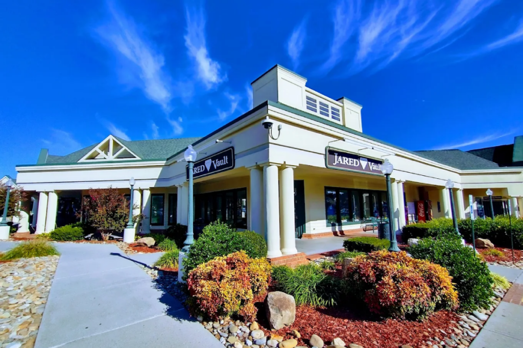 This Huge Tennessee Outlet Mall Near The Smokies Will Leave Shoppers Speechless