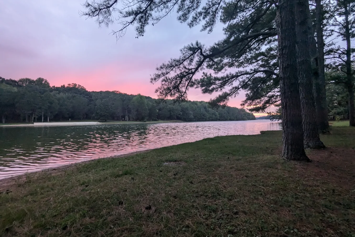 This Once-Quiet Tennessee Lake Town Is Now The Weekend Escape Everyone Talks About