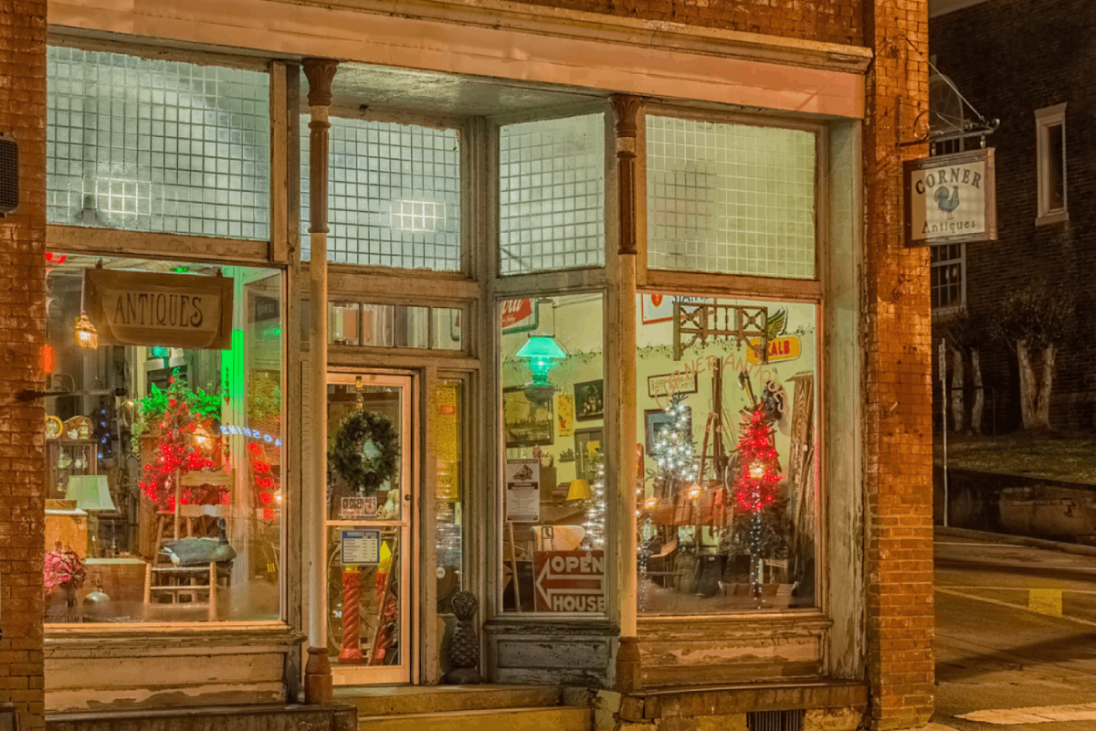 This Small Tennessee Town Might Be the State's Best-Kept Secret for Antique Lovers
