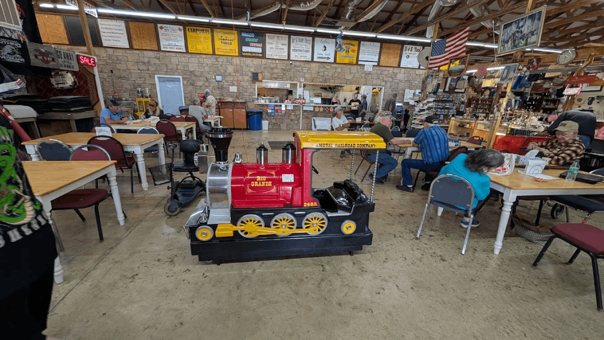 This Tennessee Flea Market Proves $40 Can Still Buy a Lot