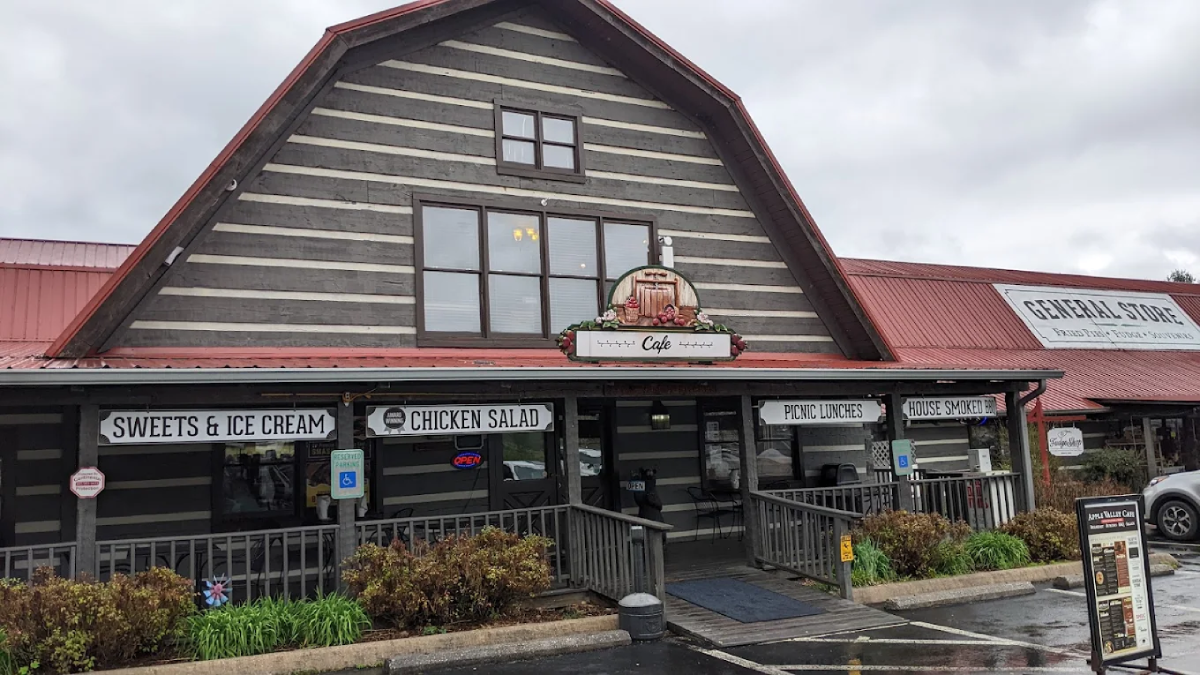 This Tennessee Mountain Stop Is a Dream for Anyone Who Loves Fudge and Fried Pies