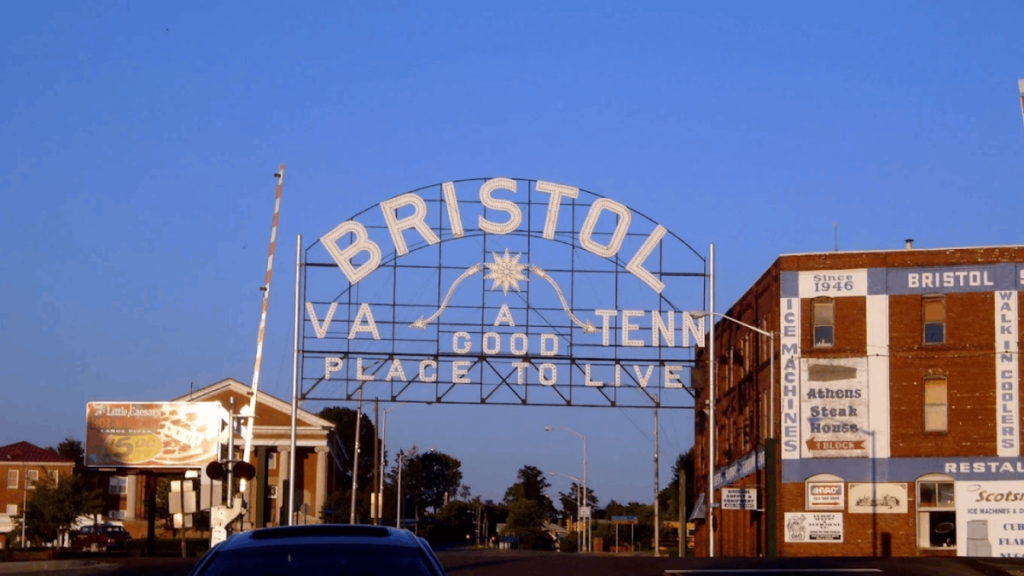 This Tennessee Town Has A Downtown So Unique, It Belongs To Two States