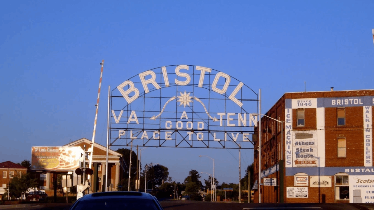 This Tennessee Town Has A Downtown So Unique, It Belongs To Two States