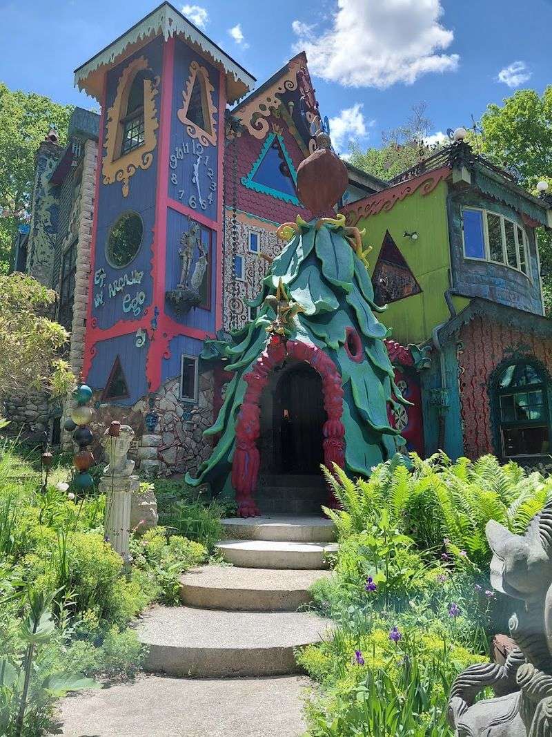Tour the wildly colorful art house Luna Parc in Sandyston Tour the wildly colorful art house Luna Parc in Sandyston