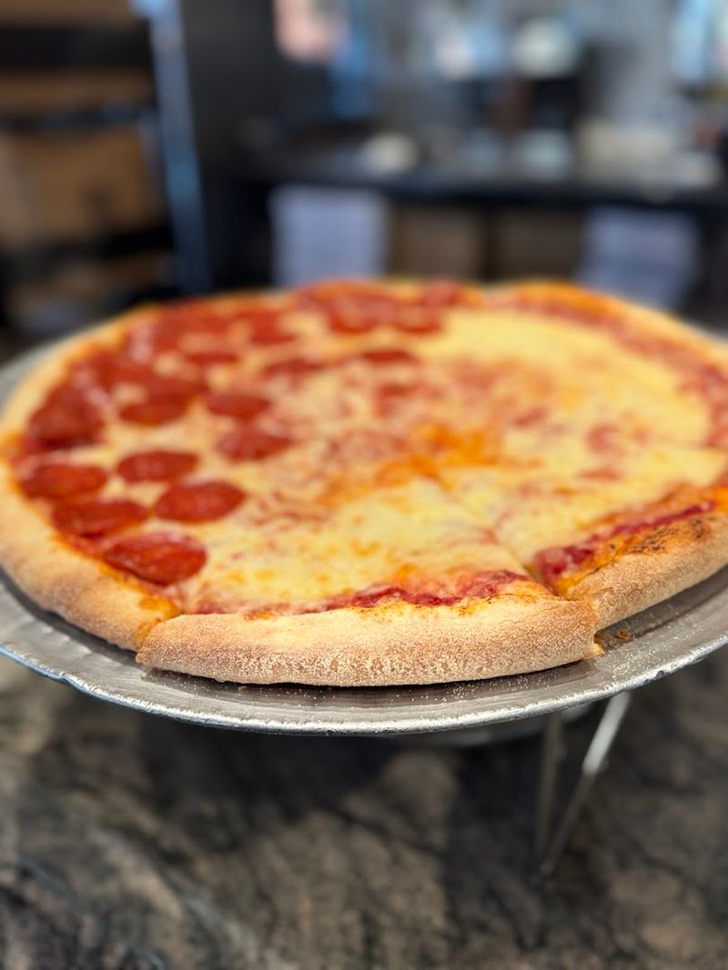 Pizza That Earns Raves From New York Transplants Pizza That Earns Raves From New York Transplants