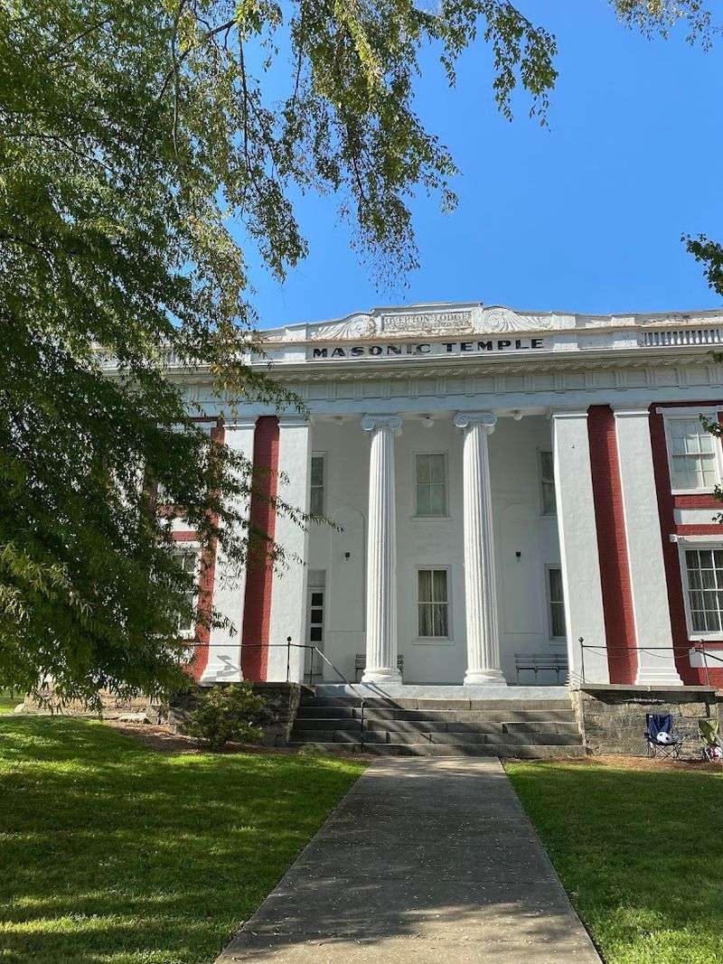 Visit The Historic Hale Springs Inn, Where Presidents Once Stayed Visit The Historic Hale Springs Inn, Where Presidents Once Stayed