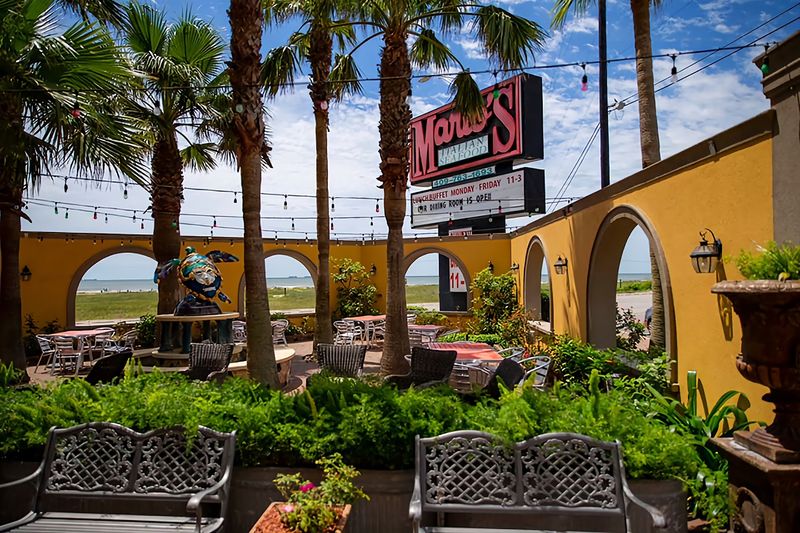 Waterfront Dining Puts You Right in the Vacation Mindset Waterfront Dining Puts You Right in the Vacation Mindset